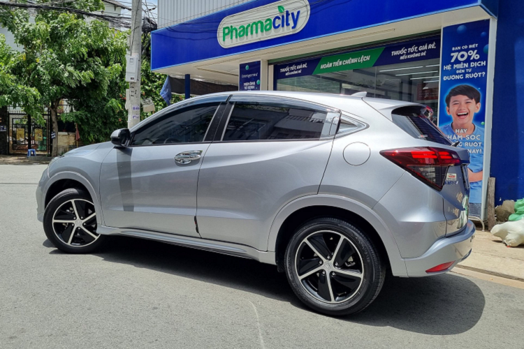 Honda HR-V sử dụng động cơ 4cyl, dung tích 1.8L, cam đơn SOHC cho công suất tối đa 141 mã lực và mô-men xoắn cực đại 172Nm. Sức mạnh được truyền xuống cầu trước (FWD), thông qua hộp số tự động biến thiên vô cấp (CVT).