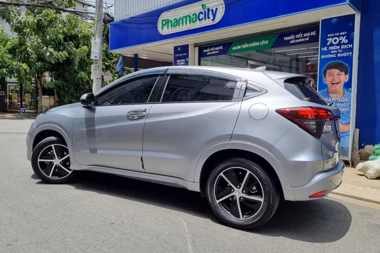 Honda HR-V sử dụng động cơ 4cyl, dung tích 1.8L, cam đơn SOHC cho công suất tối đa 141 mã lực và mô-men xoắn cực đại 172Nm. Sức mạnh được truyền xuống cầu trước (FWD), thông qua hộp số tự động biến thiên vô cấp (CVT).