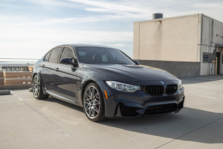 Đây là một trong 150 chiếc BMW M3 30 Jahre Edition mới được bán giới hạn tại Mỹ. 30 Jahre Edition là phiên bản đặc biệt được sản xuất để kỷ niệm 30 năm ra đời của dòng M3, có tổng cộng 500 chiếc được sản xuất trên toàn thế giới.