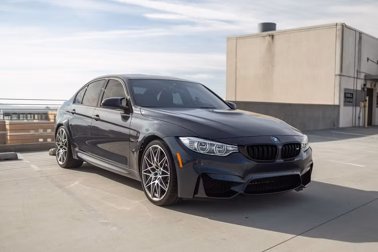 Đây là một trong 150 chiếc BMW M3 30 Jahre Edition mới được bán giới hạn tại Mỹ. 30 Jahre Edition là phiên bản đặc biệt được sản xuất để kỷ niệm 30 năm ra đời của dòng M3, có tổng cộng 500 chiếc được sản xuất trên toàn thế giới.