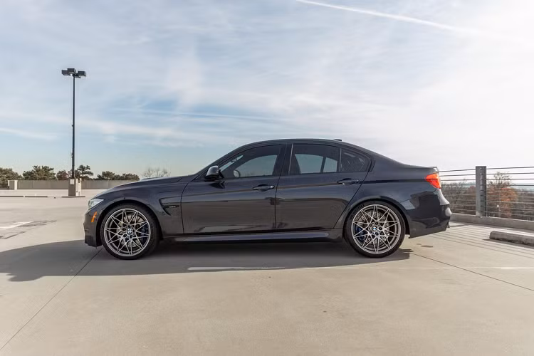 Ngoại thất của chiếc BMW M3 30 Jahre Edition được giữ nguyên trạng như ban đầu với màu sơn đen bóng. Bộ mâm đa chấu 20 inch có tạo hình ngôi sao, đi cùng đó là cụm phanh hiệu năng cao M Sport đặc trưng trên các mẫu xe M của BMW.