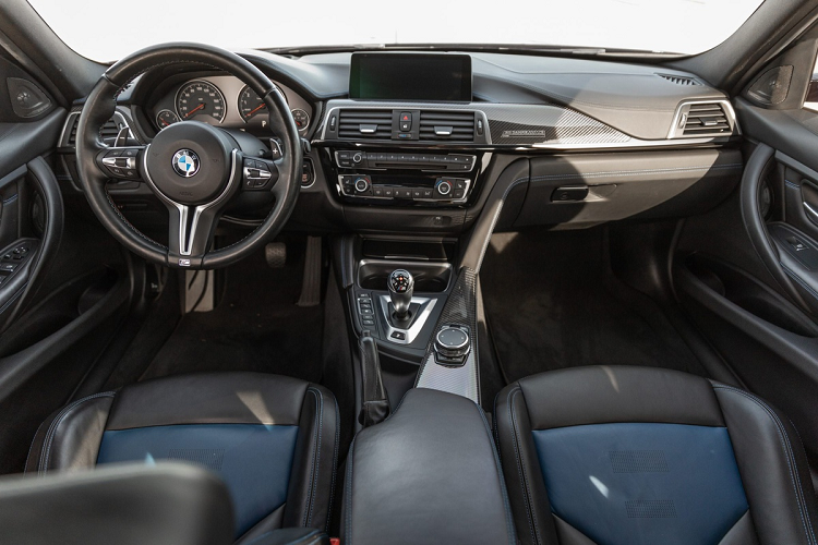 Nội thất của xe cũng được bảo quản kỹ lưỡng, các chi tiết nhựa, da và ốp carbon trang trí trong cabin vẫn ở tình trạng tốt. Vô-lăng của xe là loại M với thiết kế 3 chấu và có lẫy chuyển số cỡ lớn.