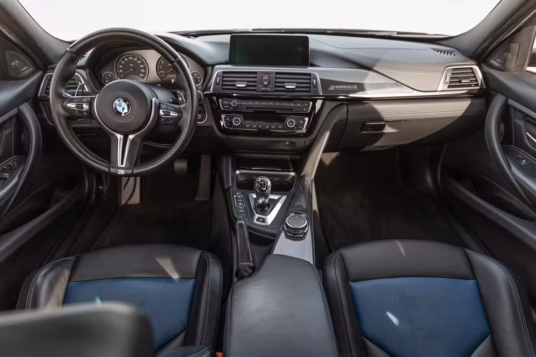 Nội thất của xe cũng được bảo quản kỹ lưỡng, các chi tiết nhựa, da và ốp carbon trang trí trong cabin vẫn ở tình trạng tốt. Vô-lăng của xe là loại M với thiết kế 3 chấu và có lẫy chuyển số cỡ lớn.