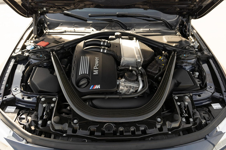 Động cơ của BMW M3 30 Jahre Edition là loại I6 3.0L tăng áp và được nâng cấp gói M Competition. Từ đó, công suất tối đa tăng lên 444 mã lực và mô-men xoắn cực đại đạt 550 Nm. Khoang động cơ có thanh cân bằng làm bằng vật liệu carbon.