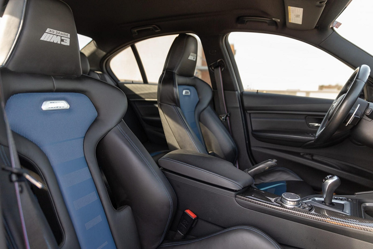 Ở phiên bản M3 30 Jahre Edition, ghế ngồi được bọc da với 2 màu xanh và đen. Trong đó, hàng ghế trước là loại ghế thể thao tương tự xe đua, trên tựa lưng và tựa đầu có thêm tên phiên bản và logo M để nhấn mạnh sự đặc biệt của phiên bản kỷ niệm.