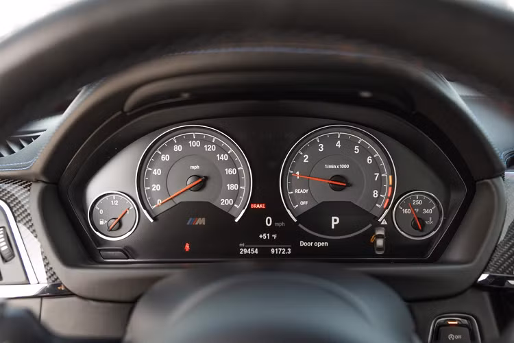 Chiếc BMW M3 30 Jahre Edition này được trang bị hộp số tự động ly hợp kép 7 cấp và hệ thống treo thích ứng.