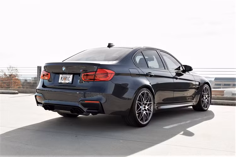 Được phát triển từ thế hệ BMW M3 F80, phiên bản M3 30 Jahre Edition từng được bán với giá hơn 84.000 USD vào thời điểm ra mắt cách đây 3 năm. Hiện tại, chiếc BMW M3 đặc biệt này đã lăn bánh được khoảng 47.400 km (29.450 dặm) và đang được bán trực tuyến với mức giá chỉ 40.000 USD (khoảng 928 triệu đồng).