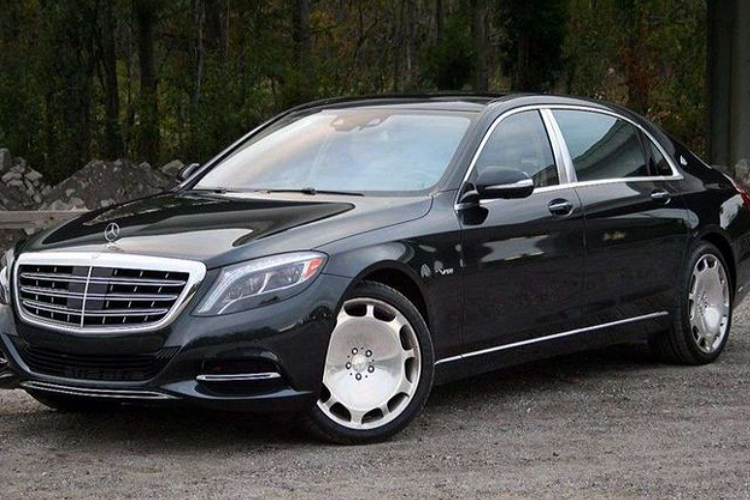  4. Tổng thống Kenya Uhuru Kenyatta Tương tự Thủ tướng Pakistan, Tổng thống Kenya Uhuru Kenyatta cũng sở hữu một chiếc Toyota Land Cruiser bọc thép chống đạn, ngoài ra, ông còn có trong tay một chiếc Mercedes-Maybach S600 Pullman Guard (20 triệu USD), Mercedes Benz G-Wagon và chiếc Reconnaissance Command Vehicle (RCV) Survivor 1 chỉ dành cho quân đội và lực lượng bán quân sự,