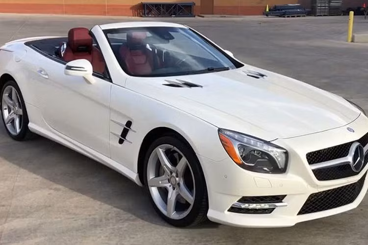  6. Nữ ca sĩ Shakira Shakira - "Nữ hoàng nhạc Latin" - là một trong những ca sĩ giàu nhất thế giới, vì vậy, cô cũng thường xuyên xuất hiện với những chiếc xe cao cấp như Audi A7 Sportback, Mercedes Benz SLK250 2012, Tesla Model S, BMW X6 2018, Mercedes-Benz SL550 2015... 