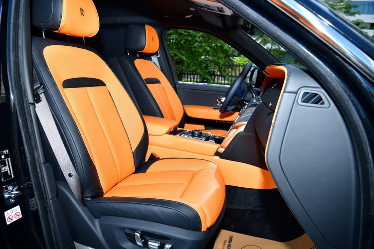 Giá xe Rolls-Royce Ghost thế hệ mới tại dải đất hình chữ S theo diện nhập khẩu chính hãng bắt đầu từ 30 tỷ đồng cho bản tiêu chuẩn. Hiện chỉ mới có 2 chiếc xe Rolls-Royce Ghost 2021 về Việt Nam thông qua các công ty nhập khẩu tư nhân đang được chào bán hơn 40 tỷ đồng.