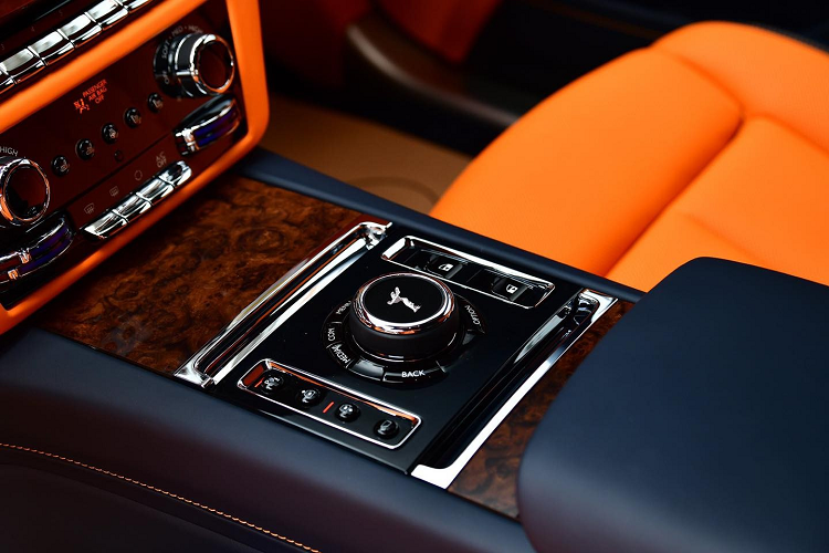 Sức mạnh của chiếc SUV siêu sang Rolls-Royce Cullinan đến từ khối động cơ V12, tăng áp kép, dung tích 6.75 lít, sản sinh ra công suất tối đa 563 mã lực và mô-men xoắn cực đại 850 Nm.