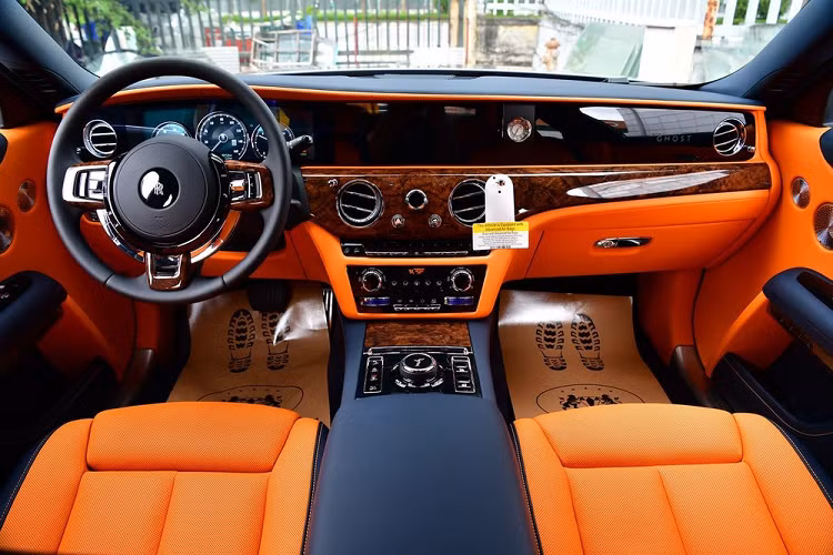 Thông tin chúng tôi có được, không chỉ có ngoại thất sơn màu đen bóng, cặp đôi xe Rolls-Royce này còn có chung nội thất cam Hermes độc đáo và đang trở thành trào lưu chơi xe của các đại gia trong nước. Khác với những chiếc siêu xe và SUV hạng sang như Lamborghini Aventador, Mercedes-AMG G63 được độ lại nội thất cam, màu sắc trong khoang lái của chiếc xe Rolls-Royce Ghost thế hệ mới cùng Rolls-Royce Cullinan là tùy chọn có sẵn, được đặt hàng.