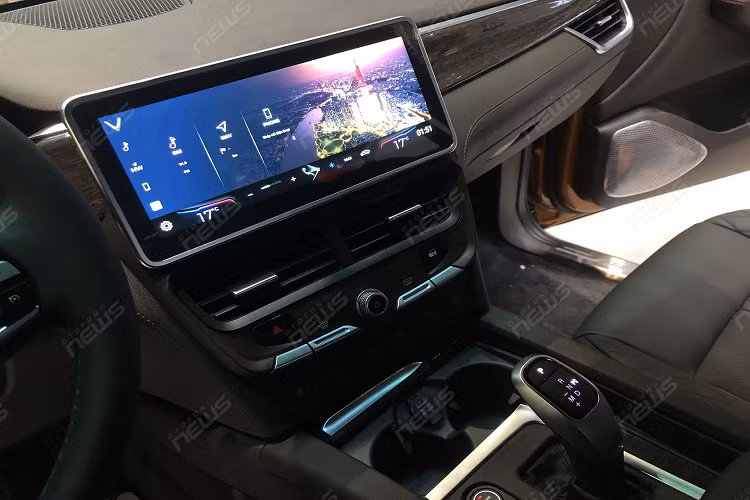 Nội thất của mẫu xe “chủ tịch” được bọc da phối với các chi tiết ốp gỗ Veneer, ghế bọc da Nappa phối các đường chỉ đỏ. Một số tiện nghi cho người dùng phải kể đến màn hình giải trí lớn có kích cỡ 12,3 inch, tính năng mát-xa, sưởi và thông gió cho 2 hàng ghế, cửa sổ trời toàn cảnh,…