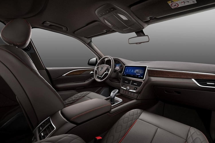 Theo đó, mẫu SUV full-size này được VinFast ấn định giá niêm yết là 4,6 tỷ đồng cùng giá ưu đãi là 3,8 tỷ đồng cho 100 khách mua đầu tiên. Hiện vẫn chưa rõ đã có bao nhiêu chiếc VinFast President hạng sang được bán ra thị trường nhưng nhiều khả năng ca sĩ Hồ Ngọc Hà sẽ được hưởng mức ưu đãi trên do vị thế là người nổi tiếng đồng thời là khách quen.