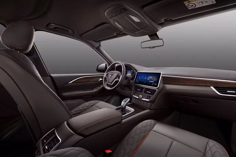 Theo đó, mẫu SUV full-size này được VinFast ấn định giá niêm yết là 4,6 tỷ đồng cùng giá ưu đãi là 3,8 tỷ đồng cho 100 khách mua đầu tiên. Hiện vẫn chưa rõ đã có bao nhiêu chiếc VinFast President hạng sang được bán ra thị trường nhưng nhiều khả năng ca sĩ Hồ Ngọc Hà sẽ được hưởng mức ưu đãi trên do vị thế là người nổi tiếng đồng thời là khách quen.