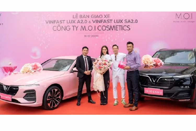Trước đó vào ngày 19/12/2020, Hồ Ngọc Hà cùng Kim Lý nhận bàn giao 4 chiếc xe VinFast gồm 1 chiếc Fadil, 1 chiếc Lux A2.0 và 2 chiếc Lux SA2.0. Trong tất cả 18 màu sơn ngoại thất VinFast cho khách hàng lựa chọn khi mua President, Hồ Ngọc Hà vẫn lựa chọn tông màu đen cơ bản, phối với các chi tiết phủ màu vàng đồng đặc trưng.