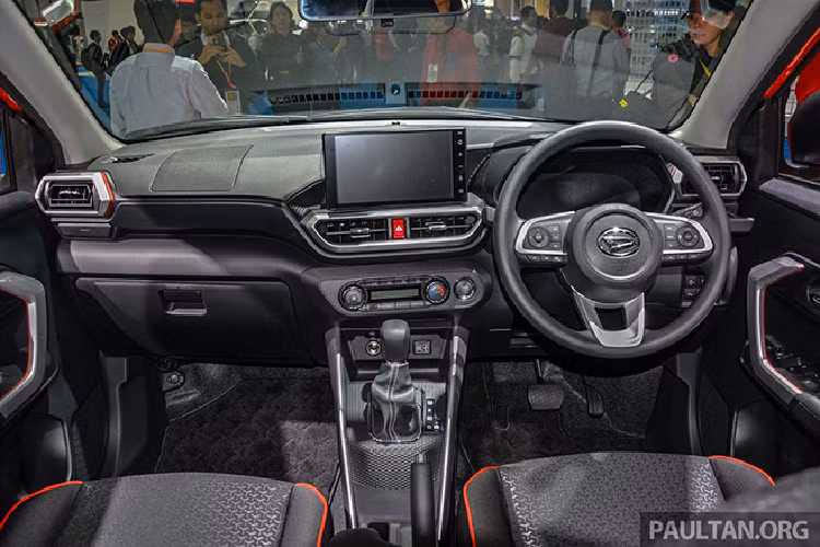 Được phát triển dựa trên cơ sở gầm bệ Daihatsu New Global Architecture (DNGA) chung với Toyota Raize sắp ra mắt Việt Nam, Daihatsu Rocky e:Smart Hybrid 2022 sở hữu kích thước khá nhỏ, bao gồm chiều dài 3.995 mm, chiều rộng 1.695 mm, chiều cao 1.620 mm và chiều dài cơ sở 2.525 mm. Như vậy, mẫu SUV này có kích thước giống hệt Toyota Raize.