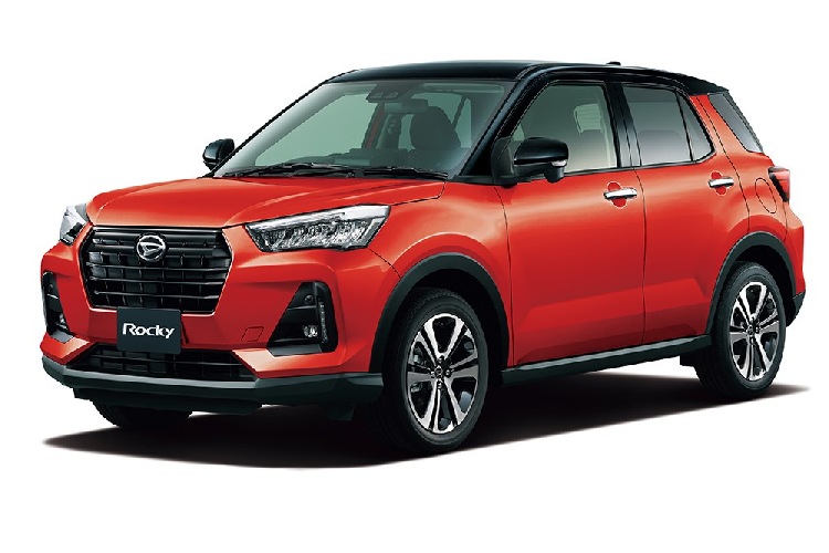 Trừ 2 điểm nhấn kể trên, Daihatsu Rocky e:Smart Hybrid 2022 sở hữu thiết kế không khác biệt nhiều so với bản thường. Trên đầu xe, Daihatsu Rocky e:Smart Hybrid 2022 được trang bị lưới tản nhiệt hình lục giác nhưng đi kèm mắt lưới hình tổ ong thay vì nan nằm ngang ở bản thường. Trên lưới tản nhiệt là logo màu xanh dương của thương hiệu Daihatsu như dấu hiệu nhận biết cho phiên bản hybrid.