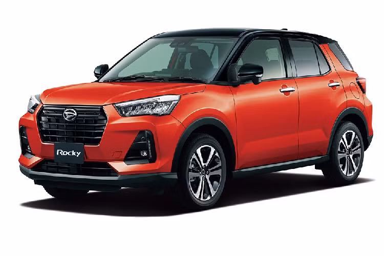 Trừ 2 điểm nhấn kể trên, Daihatsu Rocky e:Smart Hybrid 2022 sở hữu thiết kế không khác biệt nhiều so với bản thường. Trên đầu xe, Daihatsu Rocky e:Smart Hybrid 2022 được trang bị lưới tản nhiệt hình lục giác nhưng đi kèm mắt lưới hình tổ ong thay vì nan nằm ngang ở bản thường. Trên lưới tản nhiệt là logo màu xanh dương của thương hiệu Daihatsu như dấu hiệu nhận biết cho phiên bản hybrid.