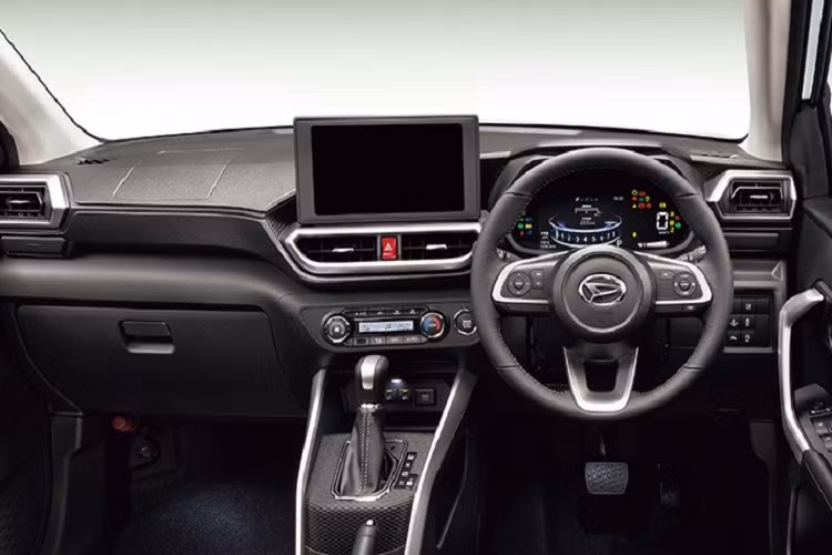 Đáng tiếc là hình ảnh nội thất của Daihatsu Rocky e:Smart Hybrid 2022 chưa được hé lộ. Tuy nhiên, sẽ không ngạc nhiên nếu xe sở hữu nội thất giống bản thường. Ở thị trường Nhật Bản, Daihatsu Rocky có thiết kế và trang bị nội thất khá giống với Toyota Raize.