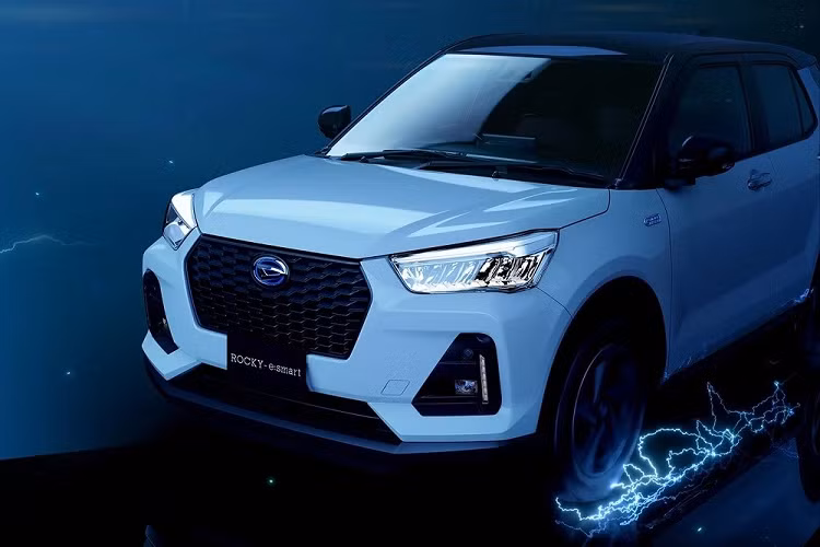 Ngoài hệ truyền động tiết kiệm xăng hơn, Daihatsu Rocky e:Smart Hybrid 2022 còn có chế độ lái chỉ dùng 1 bàn đạp nhờ hệ thống phanh tái sinh năng lượng. Đây là công nghệ được áp dụng cho không ít mẫu xe hybrid, xe plug-in hybrid và ô tô điện hiện đang bán trên thị trường. Chế độ lái này cho phép tài xế có thể giảm tốc, dừng xe và di chuyển mà chỉ dùng bàn đạp ga.