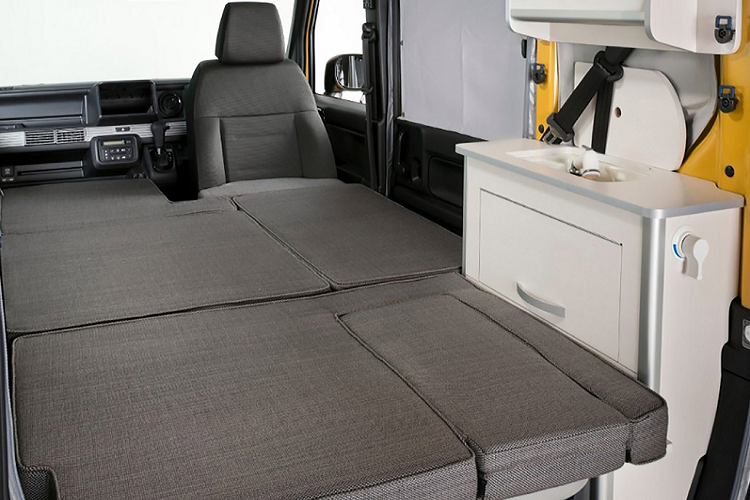 Trang bị đáng chú ý nhất là bộ giường ngủ xếp có thể mở rộng với diện tích khoảng 6 mét vuông, cung cấp đủ không gian nghỉ ngơi cho 2 người lớn.