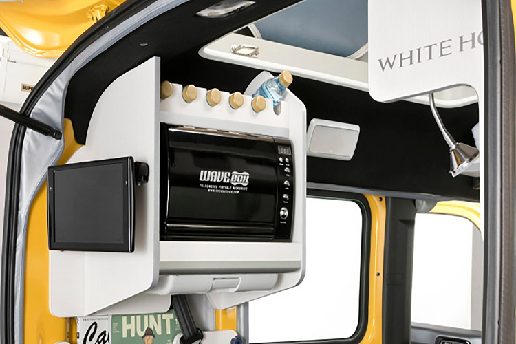 Ngoài ra, chủ xe có thể chọn bố trí thêm nhiều vật dụng tiện ích khác như lò nướng, màn hình giải trí, kệ để đồ...