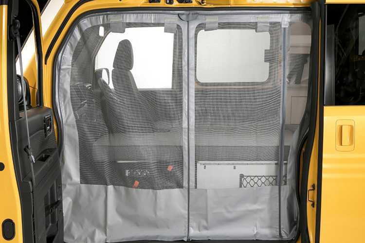 Đi kèm với đó là lưới chắn ở cửa bên phụ côn trùng, giúp hạn chế côn trùng xâm nhập vào cabin khi cắm trại vào buổi tối.