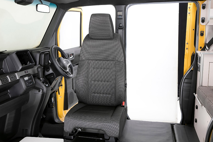 Bên trong, không gian của mẫu nhà di động Honda N-Van Compo được thiết kế thành một căn nhà di động với đầy đủ tiện ích cần thiết. Chiếc MPV của hãng xe Nhật Bản vốn có chiều dài tổng thể gần 4,4 m cùng chiều dài cơ sở 2,52 m.