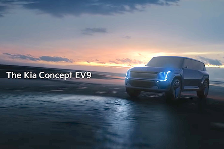“Đồng hương” Hàn Quốc của Hyundai là KIA cũng không đứng ngoài cuộc đua xe điện. Năm nay, hãng sẽ mang tới “thành phố thiên thần” mẫu concept EV9 gợi nhắc đến một chiếc crossover ba hàng ghế trong tương lai được xây dựng trên kiến trúc xe điện chuyên dụng của Hyundai Motor Group.