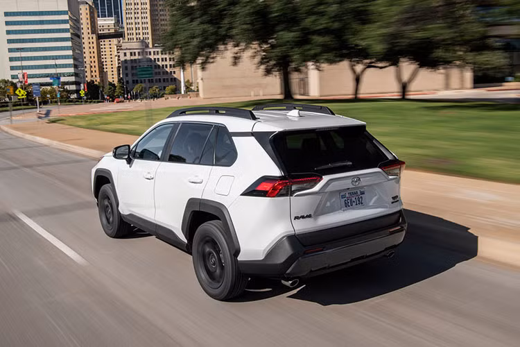 Các trang bị tiêu chuẩn trên mẫu xe SUV Toyota RAV4 SE Hybrid 2022 mới sẽ bao gồm màu sơn ngoại thất đơn điệu, ghế ngồi bọc vải, màn hình trung tâm cảm ứng 7 inch và 6 loa âm thanh.