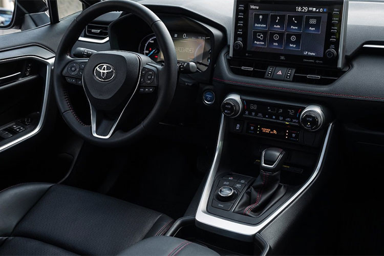 Nhân dịp này, Toyota đồng thời bổ sung thêm một tùy chọn màu sơn ngoại thất mới là Cavalry Blue, lấy cảm hứng từ mẫu bán tải Tacoma và Camry TRD. Toyota RAV4 2022 Cavalry Blue sẽ có sẵn dưới dạng tùy chọn trên phiên bản XSE, TRD Off-Road và SE Hybrid.