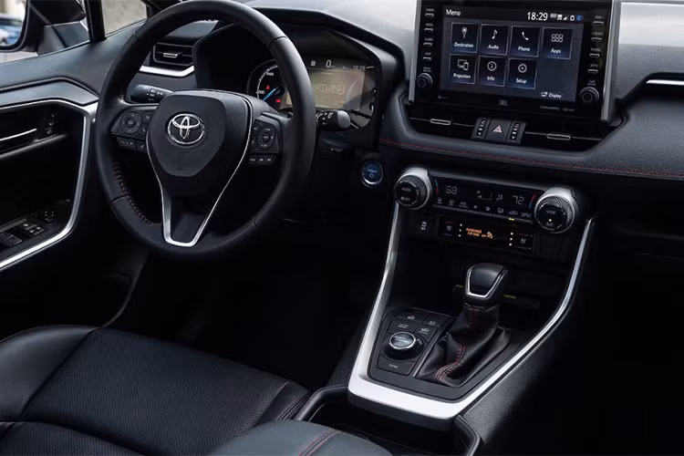 Nhân dịp này, Toyota đồng thời bổ sung thêm một tùy chọn màu sơn ngoại thất mới là Cavalry Blue, lấy cảm hứng từ mẫu bán tải Tacoma và Camry TRD. Toyota RAV4 2022 Cavalry Blue sẽ có sẵn dưới dạng tùy chọn trên phiên bản XSE, TRD Off-Road và SE Hybrid.