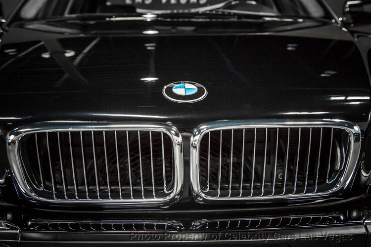 Tuy vậy, trên thân xe vẫn còn vết lõm nhỏ do vết đạn trong cuộc ám sát năm 1996 tại Las Vegas. Chi tiết này dường như được cố tình giữ lại để cho thấy lịch sử đặc biệt của chiếc BMW 750Li.