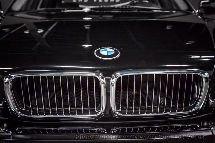 Tuy vậy, trên thân xe vẫn còn vết lõm nhỏ do vết đạn trong cuộc ám sát năm 1996 tại Las Vegas. Chi tiết này dường như được cố tình giữ lại để cho thấy lịch sử đặc biệt của chiếc BMW 750Li.