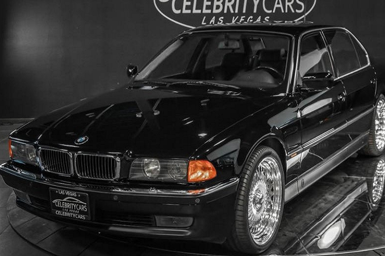 Năm 2018, chiếc BMW 750Li đời 1996 từng thuộc sở hữu của cố rapper Tupac Shakur được rao bán tại Mỹ với giá 1,5 triệu USD. Đến nay, mẫu sedan này tiếp tục xuất hiện trên thị trường và con số được nâng lên thành 1,75 triệu USD (tương đương khoảng 39,6 tỷ đồng).