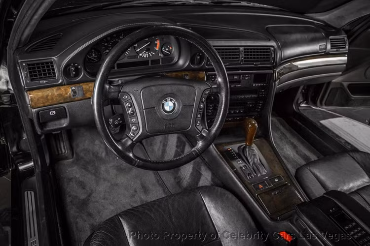 Nội thất của chiếc BMW 750Li cũng được chăm sóc cẩn thận và có hiện trạng khá tốt. Cabin được bọc da và ốpp gỗ, vô-lăng 4 chấu có các nút chức năng, tuy nhiên model này không được trang bị hệ thống dẫn đường.