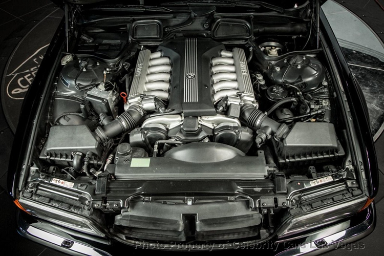 Thông tin rao bán cho biết xe đã vận hành hơn 121.000 dặm, tức gần 195.000 km. Dưới nắp ca-pô là động cơ V12 5.4L và hộp số tự động 5 cấp. Thông số công suất đạt 322 mã lực và mô-men xoắn 490 Nm.