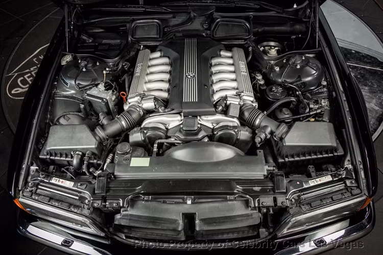 Thông tin rao bán cho biết xe đã vận hành hơn 121.000 dặm, tức gần 195.000 km. Dưới nắp ca-pô là động cơ V12 5.4L và hộp số tự động 5 cấp. Thông số công suất đạt 322 mã lực và mô-men xoắn 490 Nm.