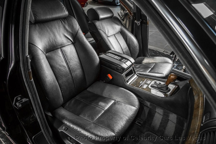 Hàng ghế trước có chức năng chỉnh điện và được trang bị một điện thoại di động để liên lạc.