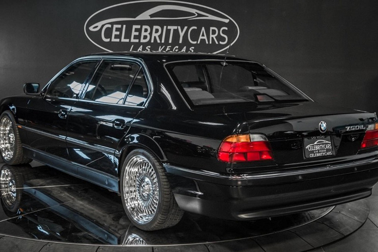 Celebrity Cars Las Vegas, đơn vị đăng bán mẫu BMW 750Li cũ triệu đô cho biết chiếc sedan đã được khôi phục với hiện trạng gần như nguyên bản, bao gồm nước sơn đen bóng và các chi tiết chrome ở ngoại thất.