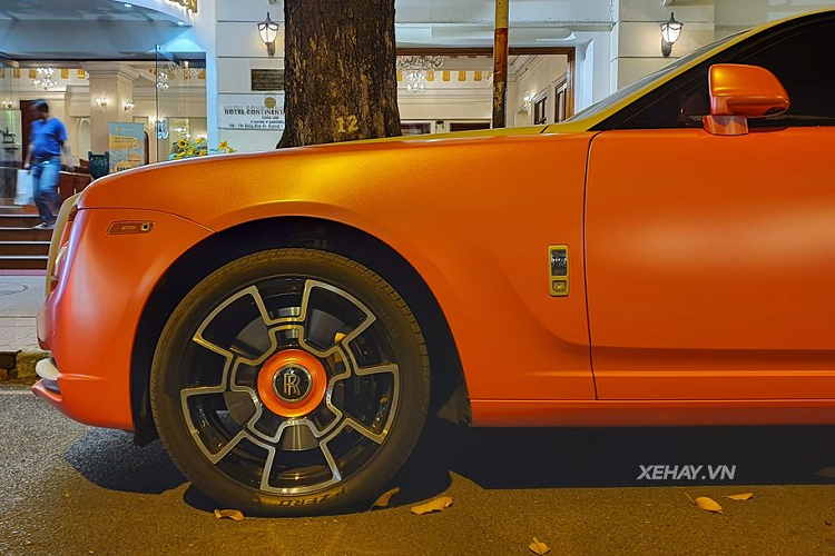 Bên cạnh đó, "bộ cánh" của chiếc Rolls-Royce Ghost này được sơn lì thay vì sơn bóng, điều này đã mang tới hiệu ứng về thị giác hoàn toàn khác biệt và khó có thể bị phai nhoà.