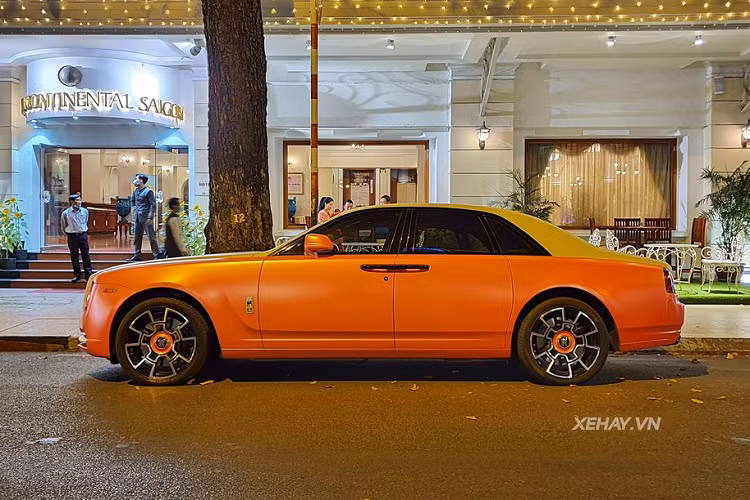 Bên dưới nắp ca-pô, chiếc Rolls-Royce Ghost đời 2011 này sử dụng khối động cơ V12 6.6L hút khí tự nhiên, sản sinh công suất 563 mã lực và 780 Nm mô-men xoắn.