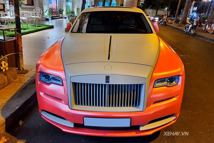 Tuy nhiên, để làm mới chiếc xe của mình, chủ nhân đã thay thế rất nhiều chi tiết ở phần ngoại thất xe theo phong cách mẫu Ghost Series-II như cụm đèn chiếu sáng Full-LED mới hay bộ mâm thửa từ phiên bản Ghost Black Badge.