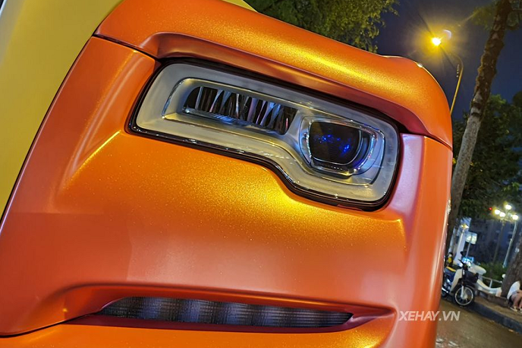 Thế nhưng, điều khiến chiếc Rolls-Royce Ghost này trở nên nổi bật và hấp dẫn hơn cả chính đến từ "bộ cánh" 3 màu vô cùng đặc biệt. Bao quanh khu vực thân xe là gam màu cam ánh hồng lạ mắt. Toàn bộ phần nắp ca-pô kéo dài tới trần xe là gam màu trắng xám tương phản.
