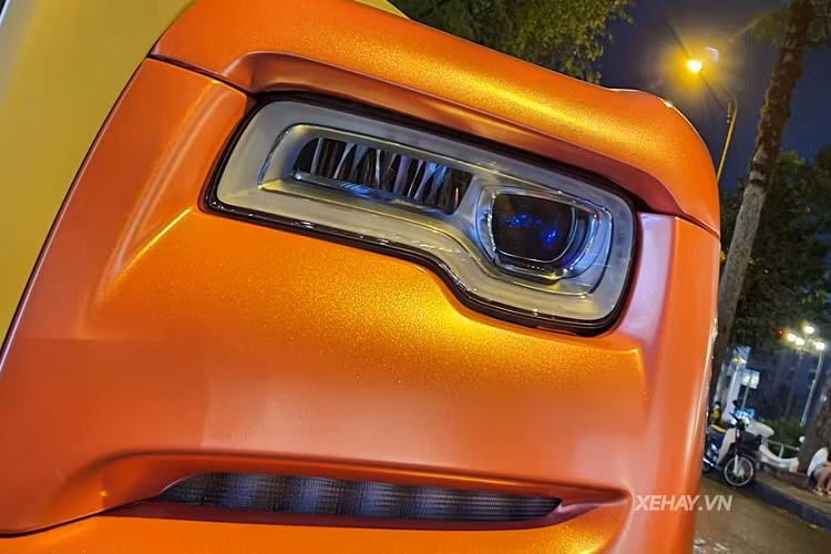 Thế nhưng, điều khiến chiếc Rolls-Royce Ghost này trở nên nổi bật và hấp dẫn hơn cả chính đến từ "bộ cánh" 3 màu vô cùng đặc biệt. Bao quanh khu vực thân xe là gam màu cam ánh hồng lạ mắt. Toàn bộ phần nắp ca-pô kéo dài tới trần xe là gam màu trắng xám tương phản.