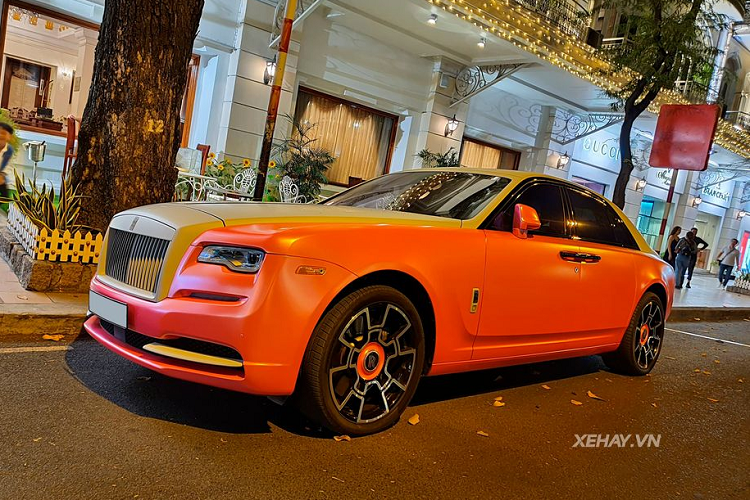 Đối với chiếc Rolls-Royce Ghost màu độc trong bài viết này. Nó thuộc đời 2011, tức thế hệ đầu tiên của dòng xe này và là bản trục cơ sở kéo dài (EWB).