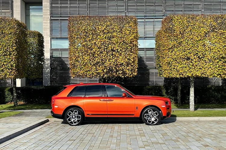 Hiện chưa rõ "Bill Gates của Anh quốc" đã chi ra bao nhiêu tiền cho bộ sưu tập xe Festival of Lights này. Trong khi đó, Rolls-Royce Cullinan hiện có giá khởi điểm từ 330.000 USD trên thị trường. Do đó, có thể đoán 5 chiếc SUV siêu sang này có tổng giá trị ít nhất 1,65 triệu USD. Có vẻ như ông Singh chính là một trong những người sở hữu nhiều xe Rolls-Royce Cullinan nhất thế giới hiện nay.