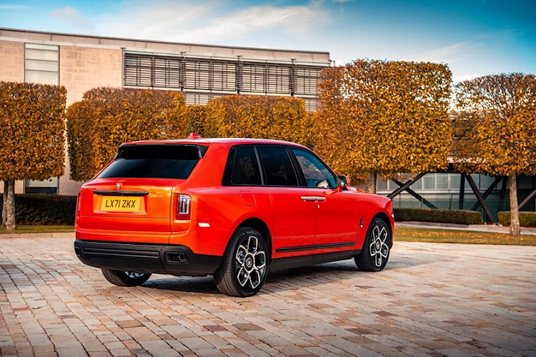 Tổng cộng, có 4 chiếc Rolls-Royce Cullinan trong bộ sưu tập này thuộc phiên bản Black Badge. Đích thân các giám đốc cao cấp của Rolls-Royce và nhà thiết kế Cullinan đã giới thiệu bộ sưu tập xe này với ông Singh tại nhà máy ở Anh quốc.