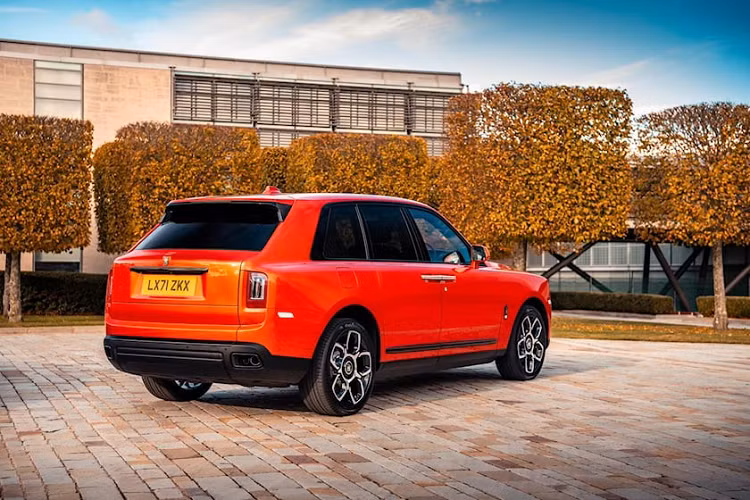 Tổng cộng, có 4 chiếc Rolls-Royce Cullinan trong bộ sưu tập này thuộc phiên bản Black Badge. Đích thân các giám đốc cao cấp của Rolls-Royce và nhà thiết kế Cullinan đã giới thiệu bộ sưu tập xe này với ông Singh tại nhà máy ở Anh quốc.